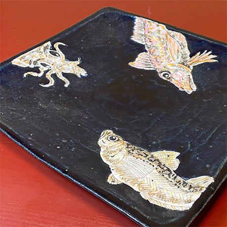 青釉魚絵角皿