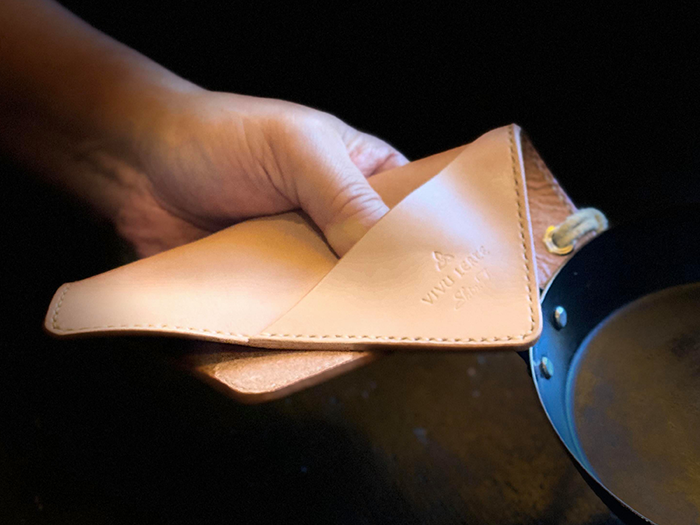 レザー鍋敷き＆鍋つかみ/手縫い | 作家作品の発表・販売の場《VIVU LERTE》