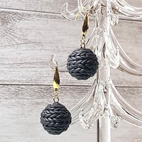 シックなブラックカラー ニットピアス