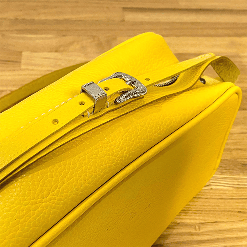 【希少色✨】ユニアンドコー ショルダーバック メッセンジャー イエロー レザー Uni&co.（ユニアンドコー）の「MESSENGER BAG (XS)/BROWNY