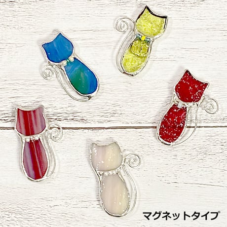 ステンドグラス ねこのピンバッチ／ブローチ《しっぽグルグル》