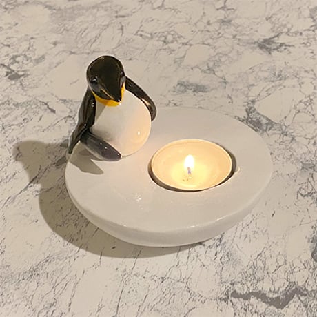 《織のペンギン》魚を抱えるメスペンギン／ティーライトキャンドルホルダー