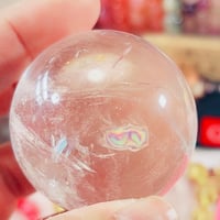 【奇跡の虹入り水晶】アイリスクォーツ 丸玉：未来を映す希望の光 ♡魔女っ娘アイテム☆アイリスクォーツ♡ハートのふたごハート虹いり♡水晶玉【スフィア】 小玉ちゃん♡
