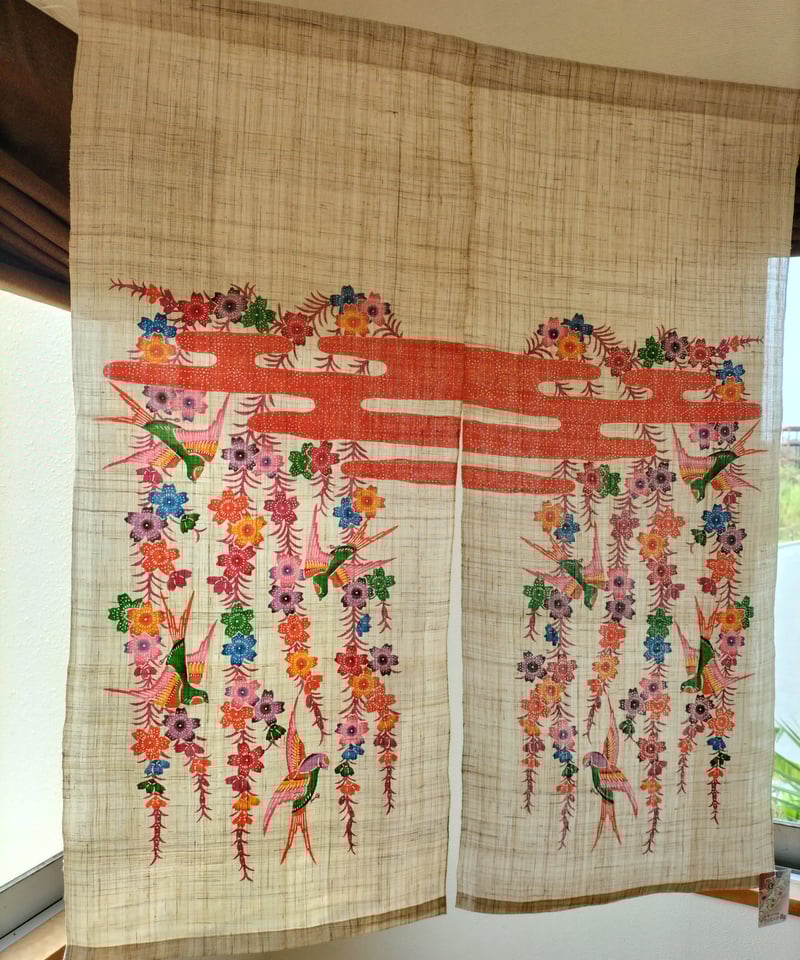 紅い花柄の暖簾 暖簾 しだれ桜 | 藤﨑紅型工房