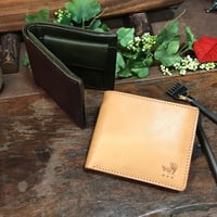 アゴモノガタリ・ヌメ革二つ折り財布（フラップ式小銭入れ）