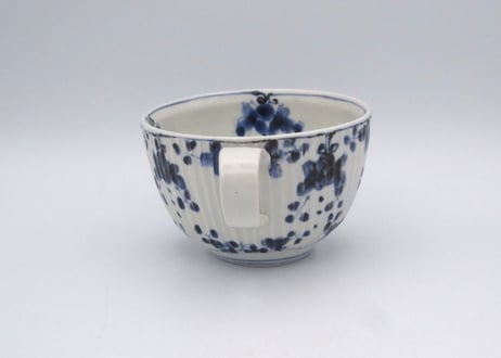 松尾貞一郎　染付け磁器凌ぎに花紋のマグ12