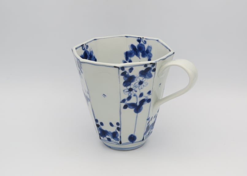 松尾貞一郎 染付磁器花紋八角形マグ | 工藝舎 オンラインショップ