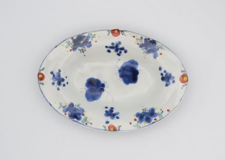 松尾貞一郎　色絵磁器花と蝶紋楕円小皿