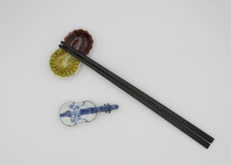 高橋宏彰　色絵磁器双菊箸置き