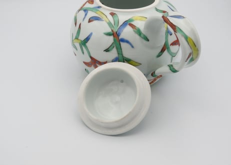 古川章蔵　色絵磁器唐草のポット