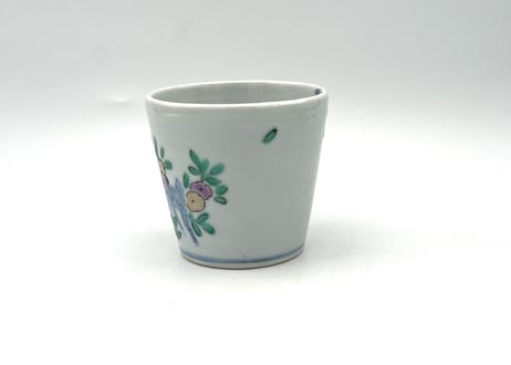 清水なお子　色絵磁器 花、蝶、鹿紋マグ
