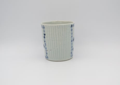 横田翔太郎　染付半磁器しのぎ窓絵スミレマグ９