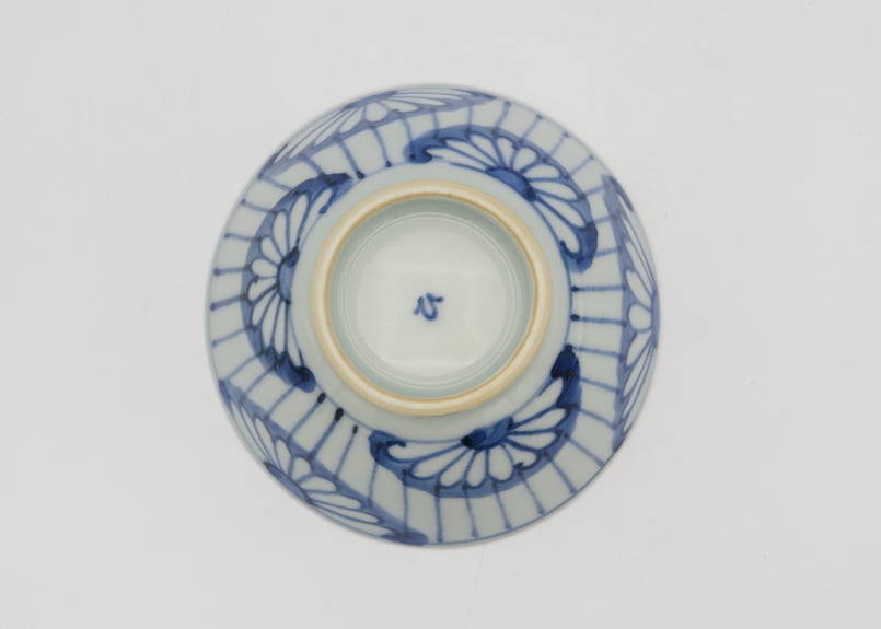 高橋宏彰 染付け磁器菊紋飯碗 | 工藝舎 オンラインショップ