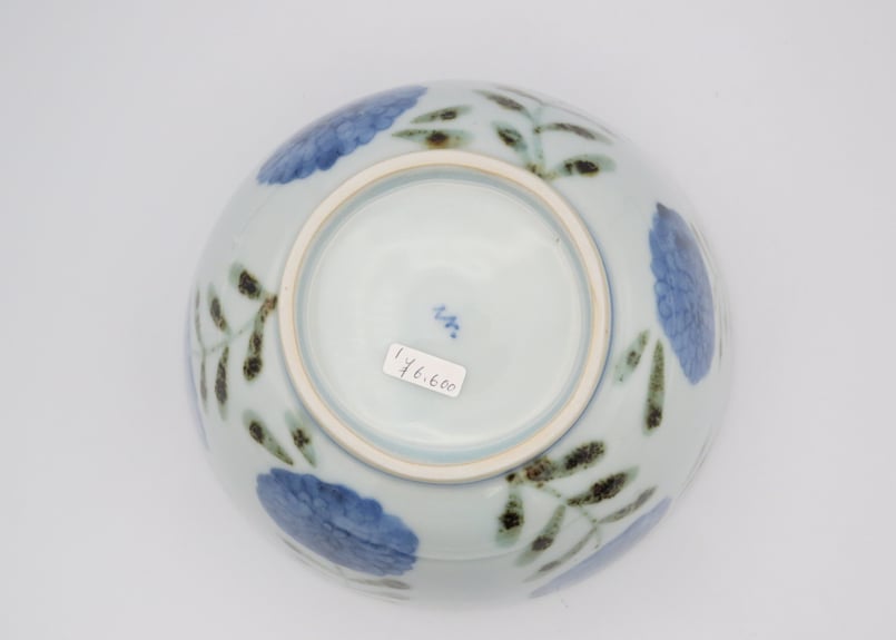 清水なお子 染付鉄絵磁器花唐草面鉢 | 工藝舎 オンラインショップ
