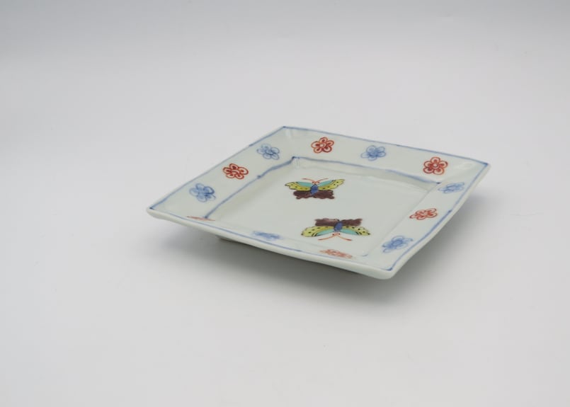高橋宏彰 色絵磁器花蝶紋角皿 | 工藝舎 オンラインショップ