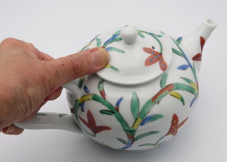 古川章蔵　色絵磁器唐草のポット