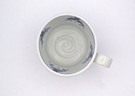 松生貞一郎　染付け磁器花紋のマグ