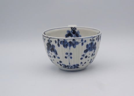 松尾貞一郎　染付け磁器凌ぎに花紋のマグ12