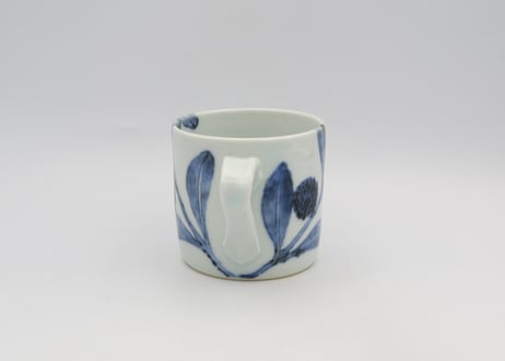 古川桜　染付け磁器山桃マグ
