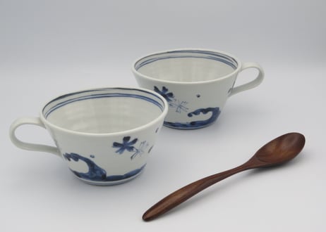 松尾貞一郎　染付の波に花のスープカップ