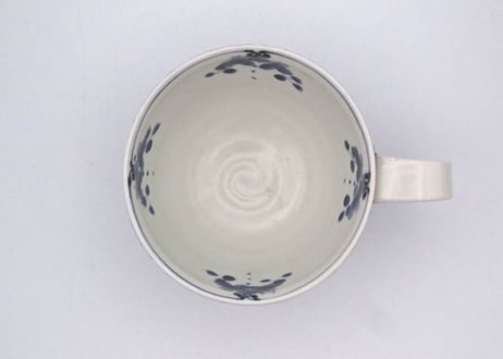松尾貞一郎　染付け磁器凌ぎに花紋のマグ12