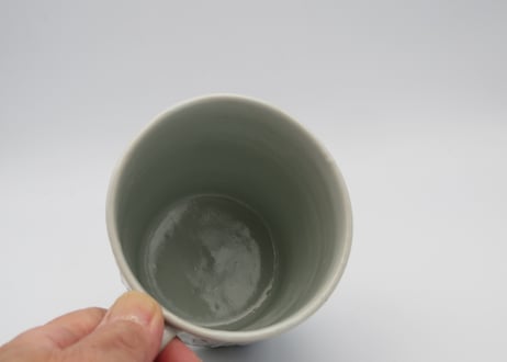 横田翔太郎　染付半磁器しのぎ窓絵スミレマグ９