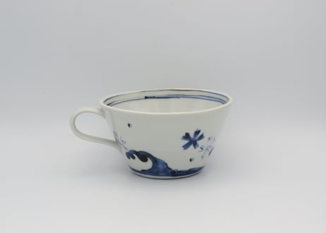 松尾貞一郎　染付の波に花のスープカップ