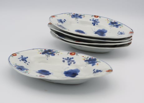 松尾貞一郎　色絵磁器花と蝶紋楕円小皿