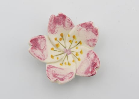 東まりこ　色絵磁器桜の箸置き
