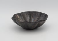 渡辺信史　黒釉の輪花小鉢