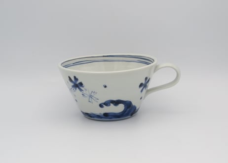 松尾貞一郎　染付の波に花のスープカップ