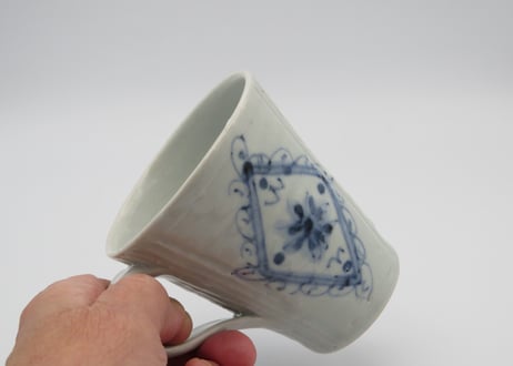 横田翔太郎　染付半磁器ダイヤ窓絵マグ５