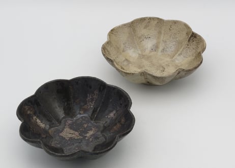 渡辺信史　黒釉の輪花小鉢