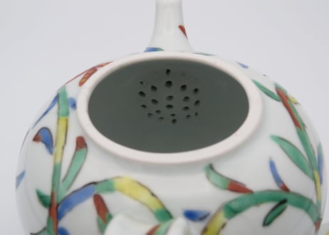 古川章蔵　色絵磁器唐草のポット