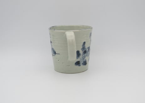 横田翔太郎　染付半磁器つる草マグ８