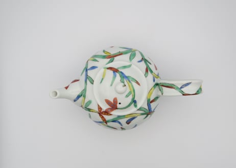 古川章蔵　色絵磁器唐草のポット