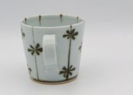 清水なおこ　磁器鉄釉花紋マグ