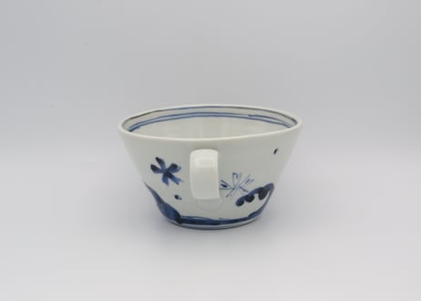 松尾貞一郎　染付の波に花のスープカップ