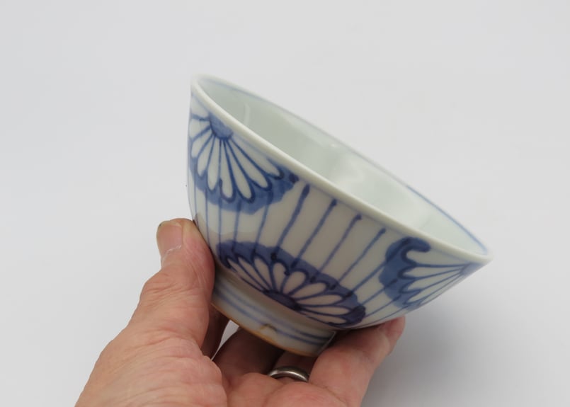 高橋宏彰 染付け磁器菊紋飯碗 | 工藝舎 オンラインショップ