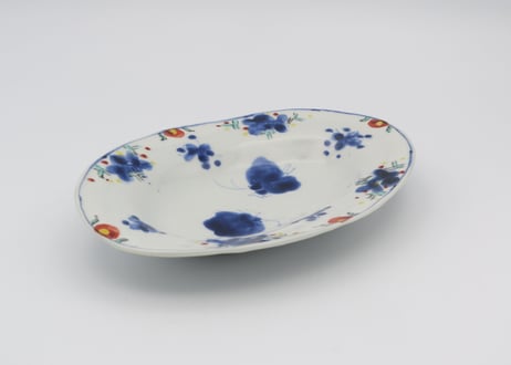 松尾貞一郎　色絵磁器花と蝶紋楕円小皿