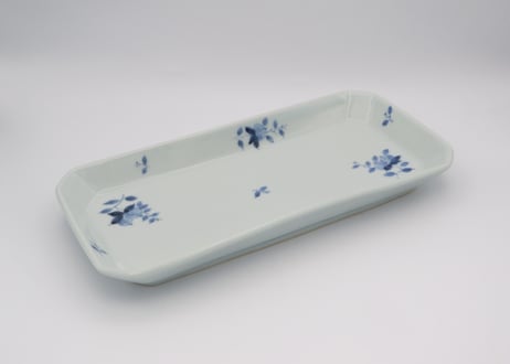 清水なお子　染付け磁器桃散らし長皿