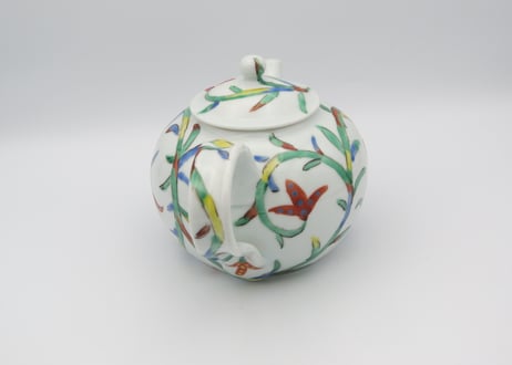 古川章蔵　色絵磁器唐草のポット