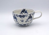 松尾貞一郎　染付け磁器凌ぎに花紋のマグ12