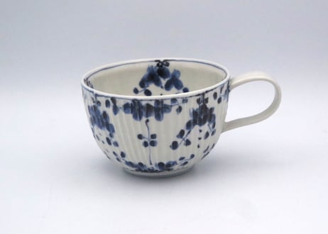 松尾貞一郎　染付け磁器凌ぎに花紋のマグ12