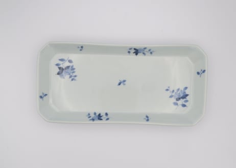 清水なお子　染付け磁器桃散らし長皿