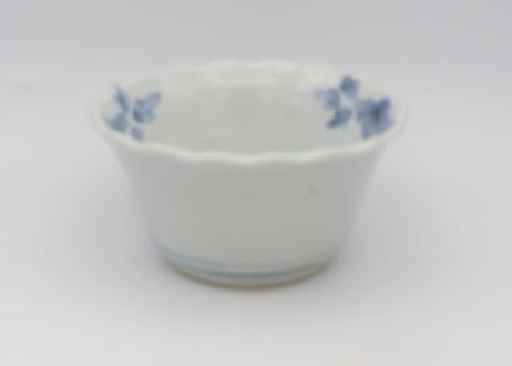 清水なお子　染付け花紋輪花小鉢