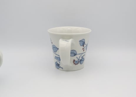 小長谷節子　染付磁器サンキライ紋マグ