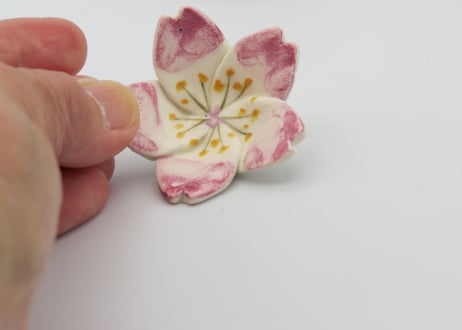 東まりこ　色絵磁器桜の箸置き