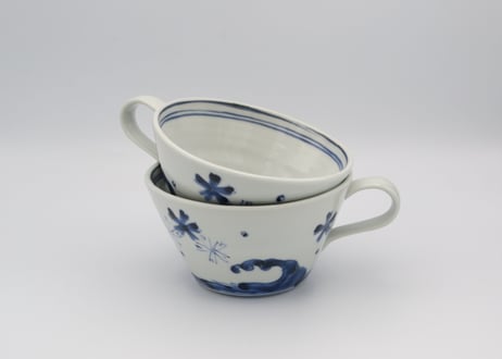 松尾貞一郎　染付の波に花のスープカップ