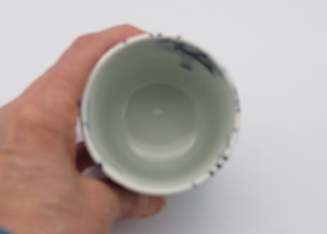 古川章蔵　染め付磁器デタラメ紋筒湯のみ